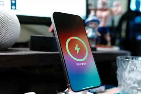 浏阳苹果15换屏服务分享用什么充电器给iPhone15充电更好 